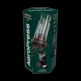 Zdjęcie opakowania AeroPress Go Plus w kolorze czarnym. Na opakowaniu widać ilustrację produktu wraz z kawałkami mielonej kawy, ukazującą zalety przenośnego systemu parzenia kawy, idealnego do podróży.