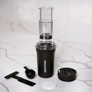 AeroPress Go Plus - Zaparzacz do Kawy z Kubkiem Termicznym Czarny