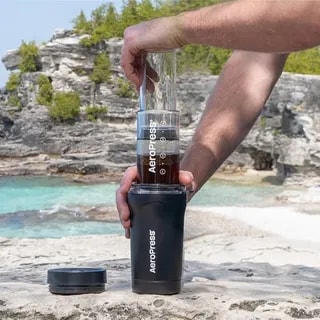 AeroPress Go Plus - Zaparzacz do Kawy z Kubkiem Termicznym Czarny