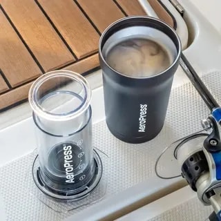 AeroPress Go Plus - Zaparzacz do Kawy z Kubkiem Termicznym Czarny
