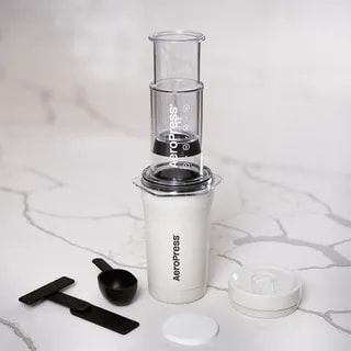 AeroPress Go Plus - Zaparzacz do Kawy z Kubkiem Termicznym Kremowy