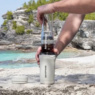 AeroPress Go Plus - Zaparzacz do Kawy z Kubkiem Termicznym Kremowy