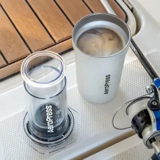 AeroPress Go Plus - Zaparzacz do Kawy z Kubkiem Termicznym Kremowy