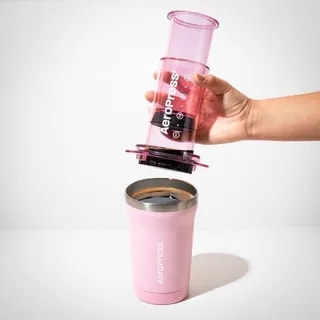 AeroPress Go Plus - Zaparzacz do Kawy z Kubkiem Termicznym Różowy