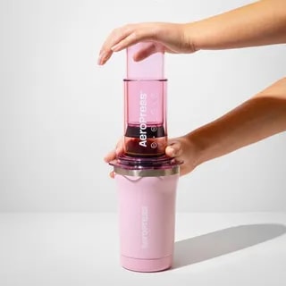 AeroPress Go Plus - Zaparzacz do Kawy z Kubkiem Termicznym Różowy