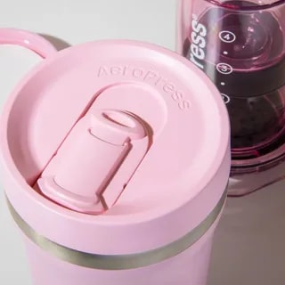 AeroPress Go Plus - Zaparzacz do Kawy z Kubkiem Termicznym Różowy