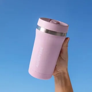 AeroPress Go Plus - Zaparzacz do Kawy z Kubkiem Termicznym Różowy