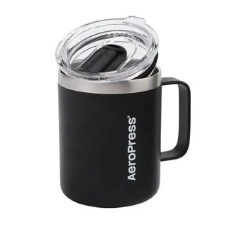 Czarny kubek termiczny AeroPress o pojemności 280 ml z przezroczystą pokrywką i uchwytem. Wykonany ze stali nierdzewnej, idealny do kawy w podróży.
