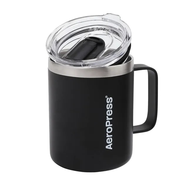 Czarny kubek termiczny AeroPress o pojemności 280 ml z przezroczystą pokrywką i uchwytem. Wykonany ze stali nierdzewnej, idealny do kawy w podróży.