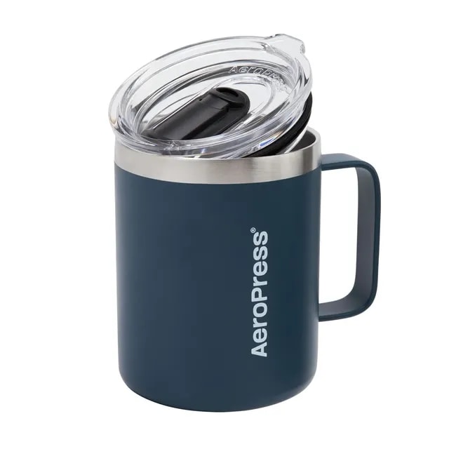 Granatowy kubek termiczny AeroPress z transparentną pokrywką i stalowym rantem, doskonały do kawy i herbaty w podróży.