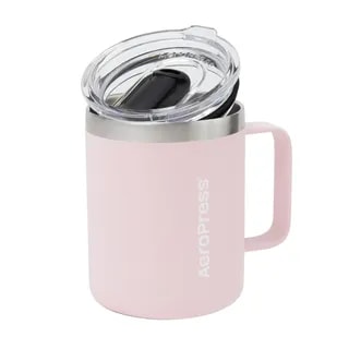 Różowy kubek termiczny AeroPress z przezroczystą pokrywką i uchwytem, wykonany ze stali nierdzewnej, idealny do gorących napojów w podróży.
