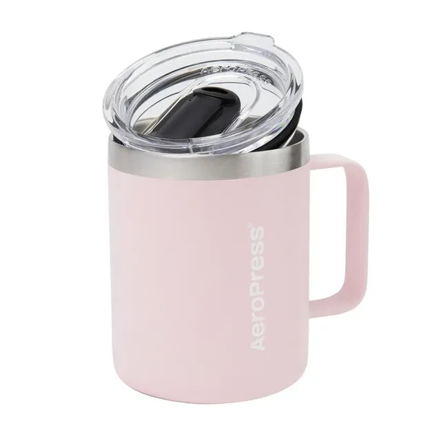 Różowy kubek termiczny AeroPress z przezroczystą pokrywką i uchwytem, wykonany ze stali nierdzewnej, idealny do gorących napojów w podróży.