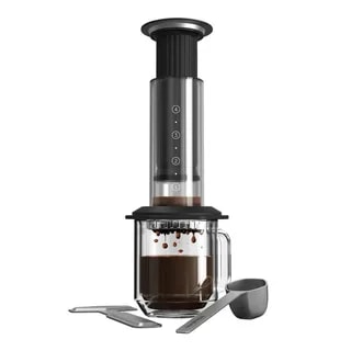 Innowacyjny Aeropress do parzenia kawy, wykonany z wysokiej jakości materiałów, zapewnia łatwe przygotowanie aromatycznego napoju. Zestaw zawiera wszystkie niezbędne akcesoria, co czyni go idealnym wyborem dla miłośników kawy w domu i biurze.