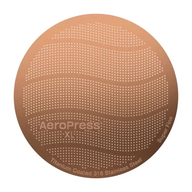 Stalowy filtr AeroPress® XL o super drobnej strukturze, idealny do parzenia wyjątkowej kawy. Wykonany z powłoką tytanową, zapewnia nie tylko doskonałą jakość naparu, ale również jest ekologiczną alternatywą dla tradycyjnych filtrów papierowych.