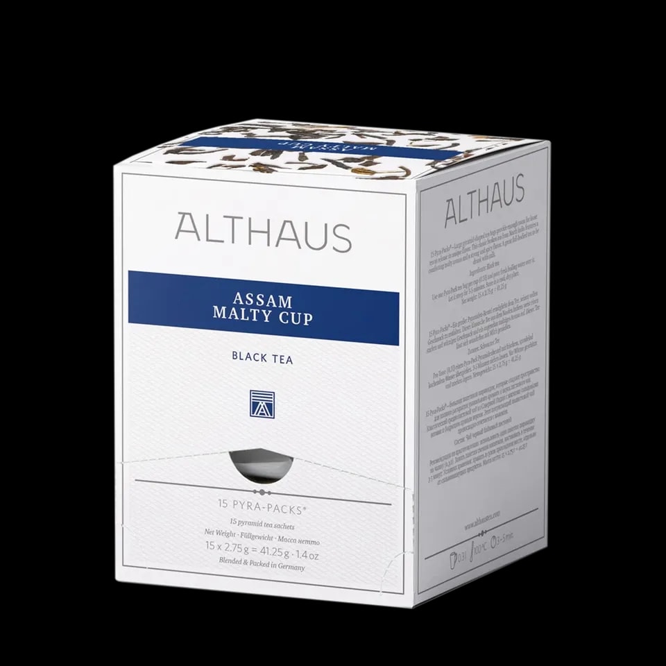 Opakowanie herbaty Althaus Assam Malty Cup, intensywna czarna herbata, zawierające 15 indywidualnie pakowanych saszetek, z eleganckim niebiesko-białym designem, wyprodukowane w Niemczech