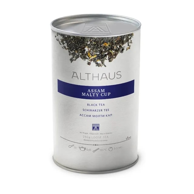 Pudełko zawierające 250g czarnej herbaty Althaus Assam Malty Cup. Herbata charakteryzuje się bogatym smakiem i aromatem, idealna do wykorzystania w codziennych rytuałach parzenia herbaty.