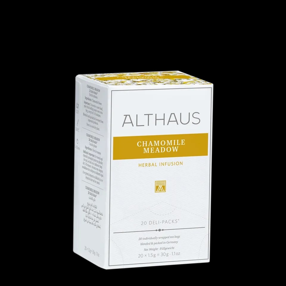 Opakowanie herbaty ziołowej Althaus Chamomile Meadow, organiczna infuzja z rumiankiem, zawierające 20 indywidualnie pakowanych saszetek, z eleganckim żółto-białym designem, wyprodukowane w Niemczech