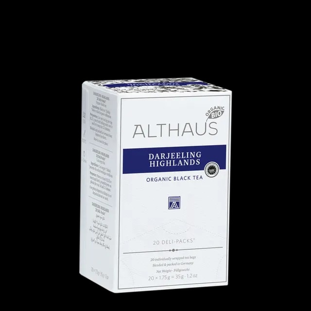 Opakowanie organicznej czarnej herbaty Althaus Darjeeling Highlands, zawierające 20 indywidualnie pakowanych saszetek, z eleganckim niebieskim i białym designem, wyprodukowane w Niemczech