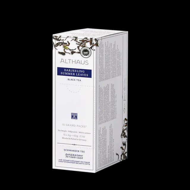 Opakowanie herbaty Althaus Darjeeling Summer Leaves, czarna herbata z letnich zbiorów, zawierające 15 większych saszetek, z eleganckim niebiesko-białym designem i wyraźnymi obrazami liści herbaty, wyprodukowane w Niemczech