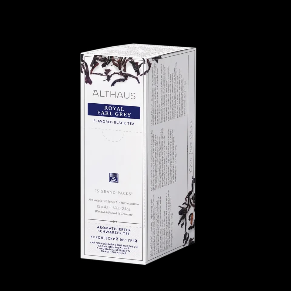Opakowanie herbaty Althaus Royal Earl Grey, aromatyzowana czarna herbata z bergamotką, zawierające 15 większych saszetek, z eleganckim niebiesko-białym designem i wyraźnymi obrazami liści herbaty, wyprodukowane w Niemczech