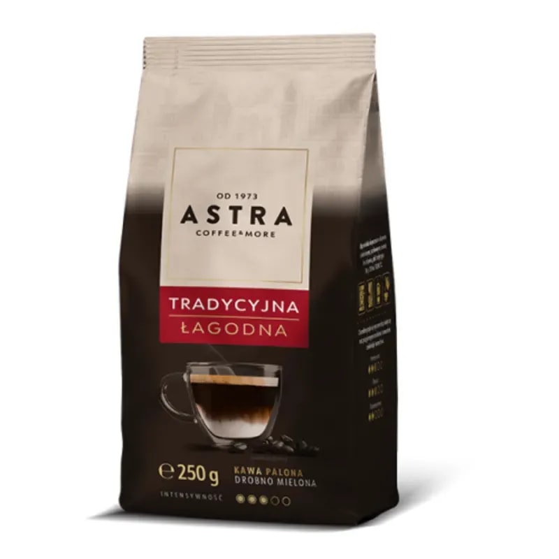 Opakowanie kawy Astra Tradycyjna Łagodna o wadze 250 g, idealnej dla miłośników delikatnych aromatów. Drobno mielona kawa palona, doskonała do przygotowania wyjątkowych naparów w każdej chwili.