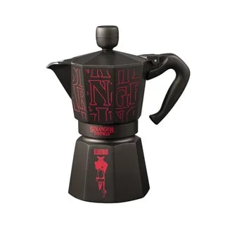 Ekspres do kawy inspirowany serią Stranger Things, w kolorze czarnym z czerwonymi detalami. Idealny dla fanów kawy i kultowych seriali, pozwala na przygotowanie aromatycznego espresso w stylowy sposób.