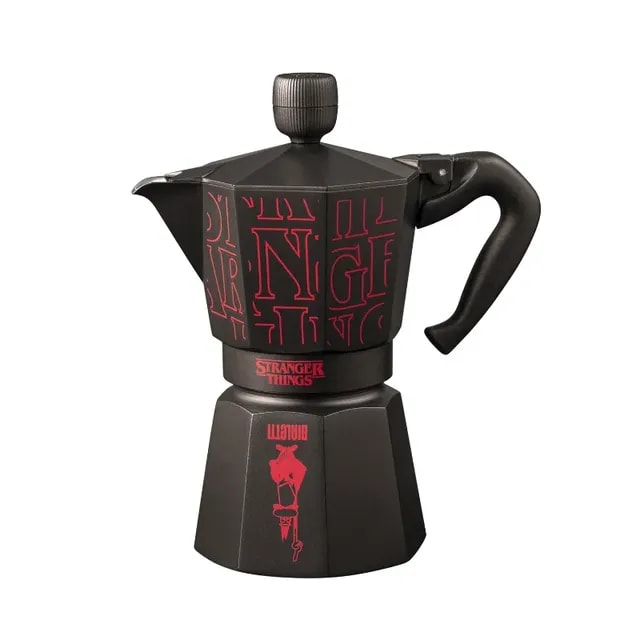 Ekspres do kawy inspirowany serią Stranger Things, w kolorze czarnym z czerwonymi detalami. Idealny dla fanów kawy i kultowych seriali, pozwala na przygotowanie aromatycznego espresso w stylowy sposób.