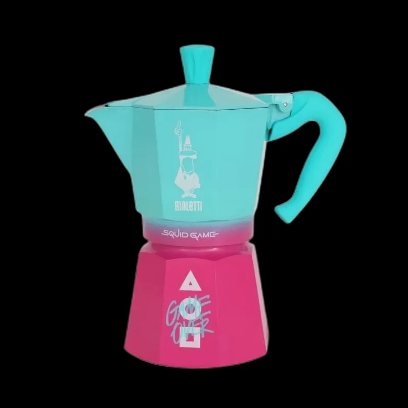 Limitowana edycja kawiarki Bialetti Moka Express w wersji 6 tz, inspirowana serialem Squid Game, z charakterystycznym turkusowo-różowym designem. Stylowe detale, logo Squid Game i napis „Game Over” nadają jej wyjątkowy charakter, łącząc pasję do kawy z kultową estetyką.