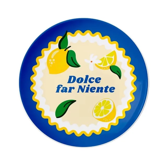 Patera o niebieskim tle z napisem "Dolce far Niente" ozdobiona cytrynami i liśćmi, idealna do serwowania kawy i herbaty. Ten designerski talerz będzie doskonałym dodatkiem do Twojej kolekcji akcesoriów do parzenia napojów, wprowadzając radosny akcent do każdej chwili relaksu.
