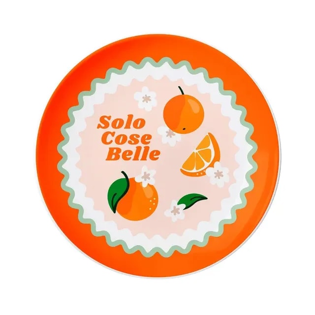 Talerz dekoracyjny z napisem "Solo Cose Belle", ozdobiony stylizowanymi pomarańczami i kwiatami. Idealny do serwowania kawy i herbaty, dodaje radosnego akcentu do każdej kuchni, zachęcając do przyjemnych chwil z napojami.