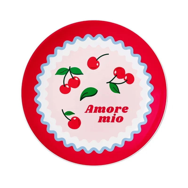 Talerz ceramiczny "Amore Mio" zdobiony motywem czerwonych wiśni i zielonych liści. Idealny do serwowania kawy lub herbaty, ten stylowy talerz doda uroku każdej kawowej chwili.