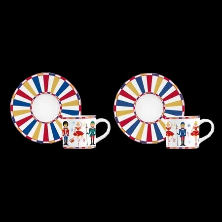 Zestaw dwóch porcelanowych filiżanek do kawy marki Bialetti z motywem inspirowanym klasyczną opowieścią o Dziadku do Orzechów. Każda filiżanka jest ozdobiona postaciami w kolorowych kostiumach oraz barwnym, paskowanym spodkiem, który dodaje świątecznego uroku.