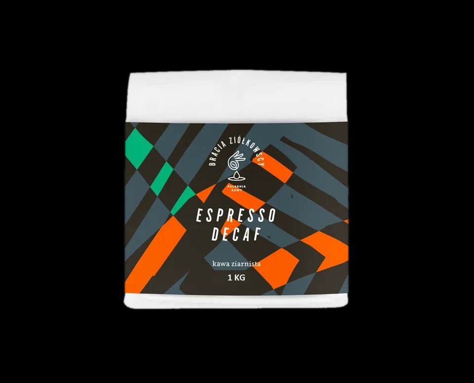 Opakowanie kawy ziarnistej Bracia Ziółkowscy Espresso Decaf 1 kg w nowoczesnym, geometrycznym wzorze z dominującymi kolorami czarnym, pomarańczowym i zielonym.
