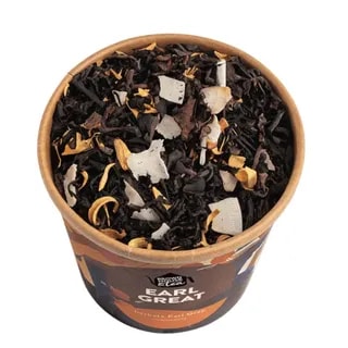 Zdjęcie przedstawia herbatę Earl Grey, idealną dla miłośników aromatycznych naparów. Liście czarnej herbaty w połączeniu z dodatkami cytrusowymi tworzą unikalny smak, który zachwyci każdego konesera herbaty.
