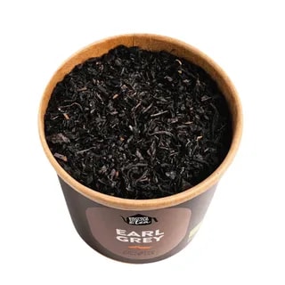 Prezentujemy liściastą herbatę Earl Grey, starannie pakowaną w ekologiczne opakowanie. Efektowna mieszanka czarnej herbaty z bergamotką zapewnia wyjątkowy aromat i smak, idealny na każdą porę dnia.
