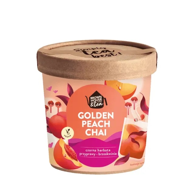 Opakowanie Golden Peach Chai przedstawia aromatyczną czarną herbatę z dodatkiem brzoskwiń i przypraw. Idealna na każdą porę dnia, ta wegańska herbata doskonale sprawdzi się zarówno na ciepło, jak i na zimno.