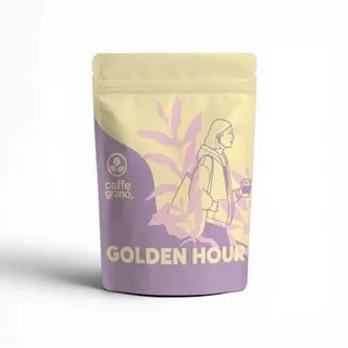 Opakowanie kawy Golden Hour marki Caffe Grano przedstawia nowoczesny design z ilustracją osoby trzymającej kubek. Idealna do relaksu i cieszenia się chwilą, ta kawa doskonale wpisuje się w codzienne rytuały miłośników kawy i herbaty.