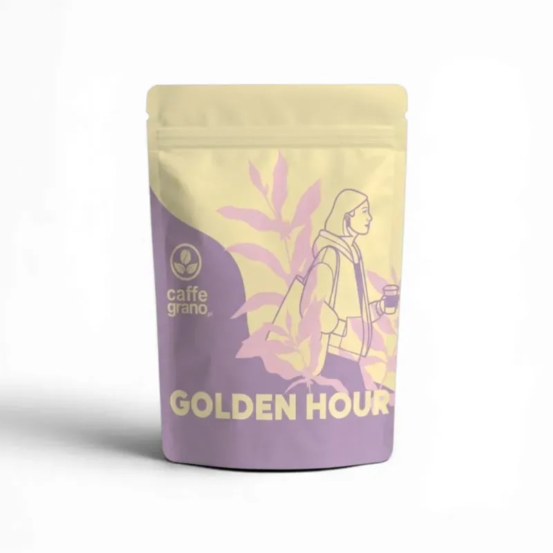 Opakowanie kawy Golden Hour marki Caffe Grano przedstawia nowoczesny design z ilustracją osoby trzymającej kubek. Idealna do relaksu i cieszenia się chwilą, ta kawa doskonale wpisuje się w codzienne rytuały miłośników kawy i herbaty.