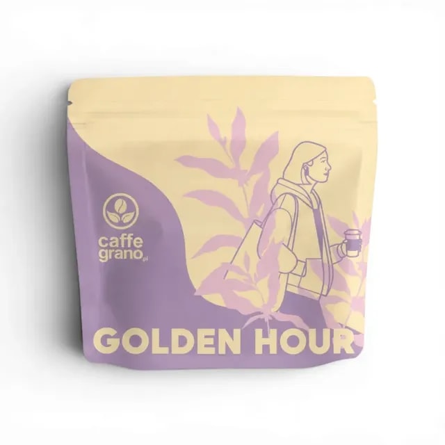 Elegancka torebka kawy Golden Hour od Caffe Grano, przedstawiająca kobietę pijącą aromatyczny napój w otoczeniu roślin. Doskonały wybór dla miłośników kawy, którzy cenią sobie jakość i estetykę, idealny do parzenia w domowym zaciszu.