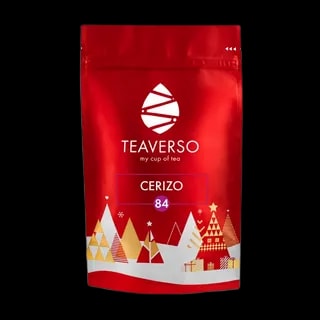 Opakowanie herbaty Teaverso Cerizo z numerem 84, w eleganckiej czerwonej torebce z zimowymi dekoracjami przedstawiającymi choinki, prezenty i gwiazdki. Idealna propozycja na świąteczny prezent lub zimowy wieczór.