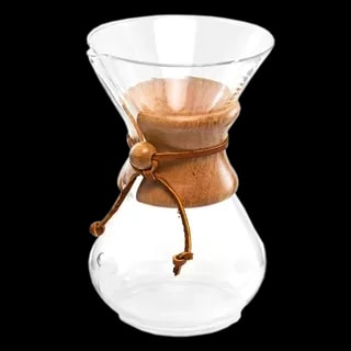 Klasyczny dzbanek do kawy Chemex Classic Coffee Maker, wykonany z wysokiej jakości szkła, z drewnianym kołnierzem i skórzanym paskiem. Idealny do parzenia kawy metodą przelewową, pozwala na przygotowanie do 6 filiżanek aromatycznej kawy. Elegancki design łączy funkcjonalność i estetykę, doskonały dla miłośników kawy speciality.