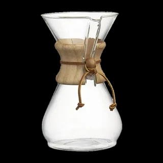 Szklany zaparzacz Chemex Classic Coffee Maker o pojemności na 8 filiżanek. Klasyczny design z charakterystycznym drewnianym kołnierzem i skórzanym paskiem, który dodaje elegancji i ułatwia bezpieczne nalewanie gorącej kawy.