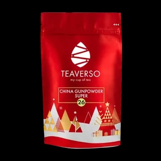 Opakowanie czerwonej herbaty China Gunpowder Super marki Teaverso, ozdobione świątecznymi grafikami w zimowym klimacie, z numerem 26 na froncie.