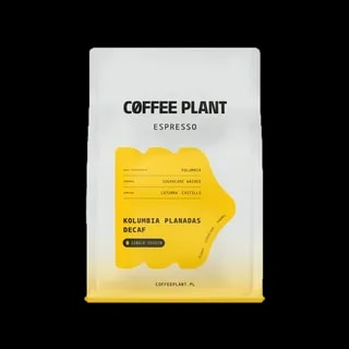 Opakowanie kawy bezkofeinowej Coffee Plant Kolumbia Planadas Decaf Espresso o wadze 250 g. Białe opakowanie z żółtą etykietą zawiera informacje o pochodzeniu kawy z Kolumbii, metodzie przetwarzania Sugarcane Washed oraz odmianach Caturra i Castillo.