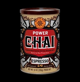 Puszka herbaty David Rio Power Chai Espresso o pojemności 398g, na białym tle. Mieszanka espresso, czarnych herbat i organicznych przypraw, bez nabiału, z etykietą w stylu vintage, zapakowana w brązową puszkę