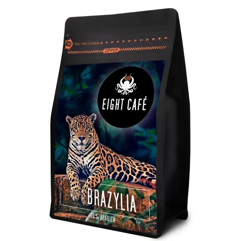 Opakowanie kawy brazylijskiej 100% Arabica marki Eight Café wyróżnia się kolorową grafiką z leopardem w tle. Idealna do parzenia aromatycznego naparu, ta kawa oferuje wyjątkowy smak i jakość, które zadowolą każdego pasjonata.