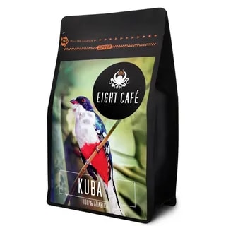 Opakowanie kawy Kuba 100% Arabica od Eight Café, ozdobione grafiką kolorowego ptaka, prezentuje wysokiej jakości aromatyczną kawę. Idealny wybór dla miłośników intensywnych smaków, doskonała do parzenia ręcznego lub w ekspresie.