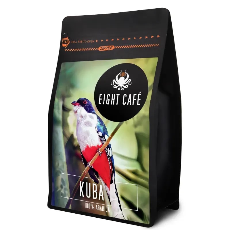 Opakowanie kawy Kuba 100% Arabica od Eight Café, ozdobione grafiką kolorowego ptaka, prezentuje wysokiej jakości aromatyczną kawę. Idealny wybór dla miłośników intensywnych smaków, doskonała do parzenia ręcznego lub w ekspresie.