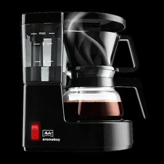 Ekspres przelewowy Melitta Aromaboy w kolorze czarnym, na białym tle. Kompaktowy design, idealny do parzenia 2 filiżanek kawy, wyposażony w szklany dzbanek, wskaźnik poziomu wody oraz funkcję automatycznego wyłączania, zapewnia wygodne i szybkie przygotowanie aromatycznej kawy