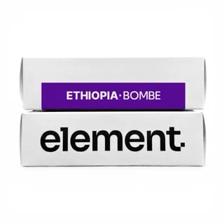 Opakowanie kawy Ethiopia Bombe od marki Element przedstawia atrakcyjny design, który wyróżnia się kolorowym etykietowaniem. Ta unikalna kawa, pochodząca z Etiopii, charakteryzuje się wyjątkowym smakiem, idealnym dla miłośników wysokiej jakości napojów kawowych.